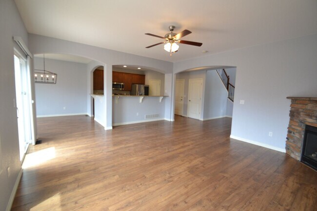 Foto del edificio - 5 Bed 3.5 Bath 3 Car Garage with AC