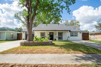 Building Photo - 1120 Mobile Dr