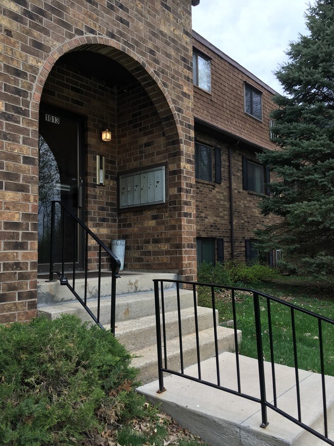 security entrance - 1013 Woodland Heights Ct SE