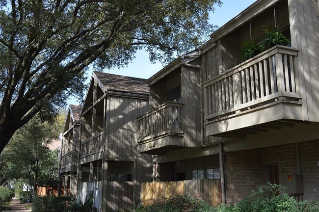 Building Photo - 2100 Tanglewilde St