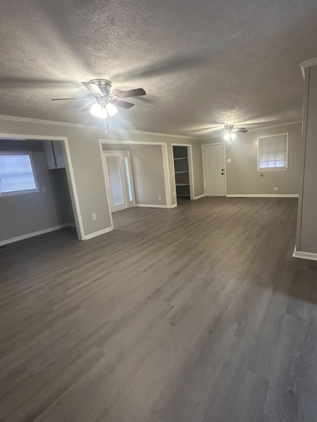 Foto del edificio - 3 Bed/2 Bath Brick Home- Newly Renovated