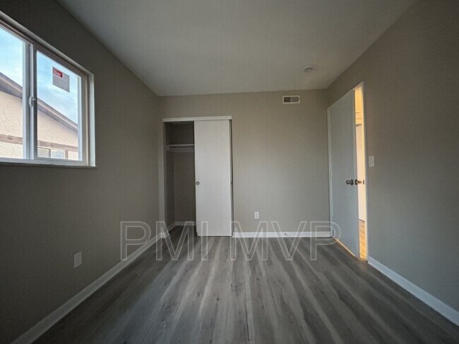 Foto del edificio - 834 Whitethorne Ave