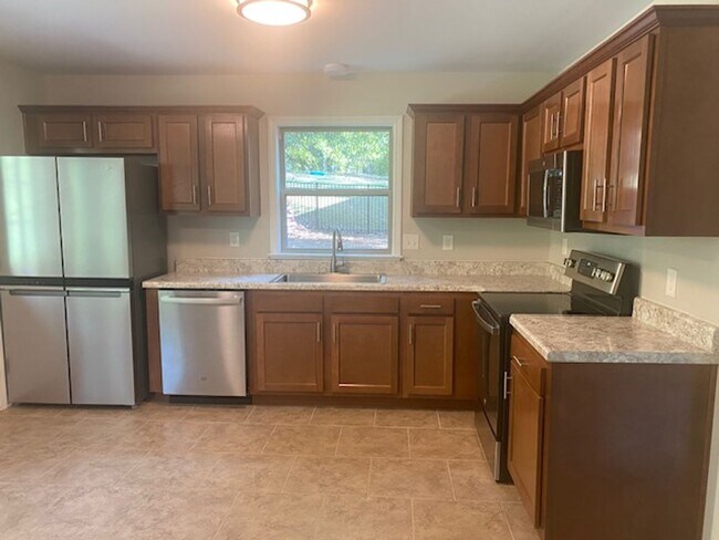 Building Photo - Large family home in Hoover