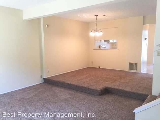 Building Photo - 3 br, 2.5 bath House - 1008 Sahara Court