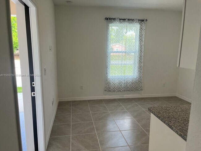 Foto del edificio - 434 SW Tulip Blvd