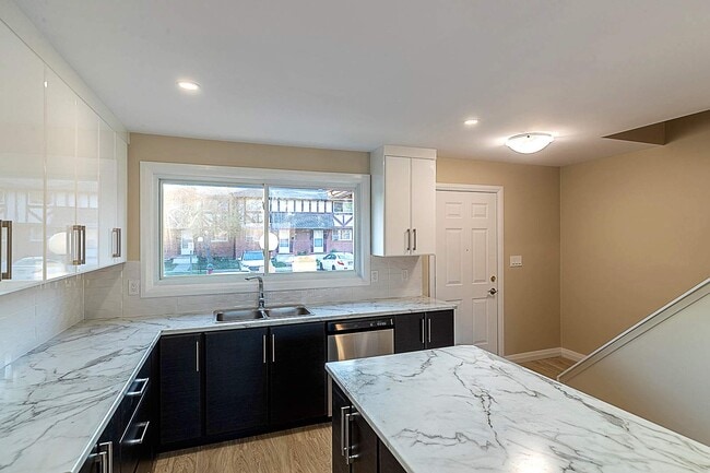 Building Photo - Briarfield Estates - North