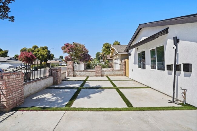 Foto del edificio - 7906 Oakdale Ave