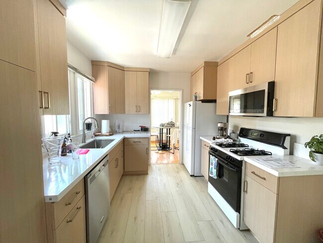 4. Kitchen - 12947 Panama St