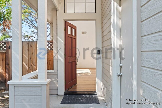 Foto del edificio - 492 McDonnel Rd