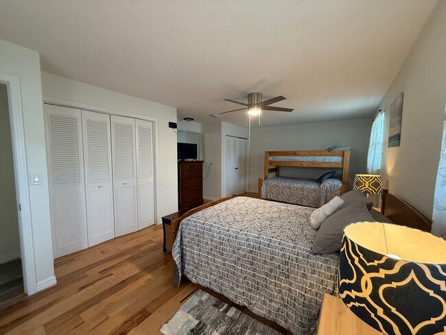 Building Photo - Updated 2 Bedroom 2 Bathroom House Available Mid-January