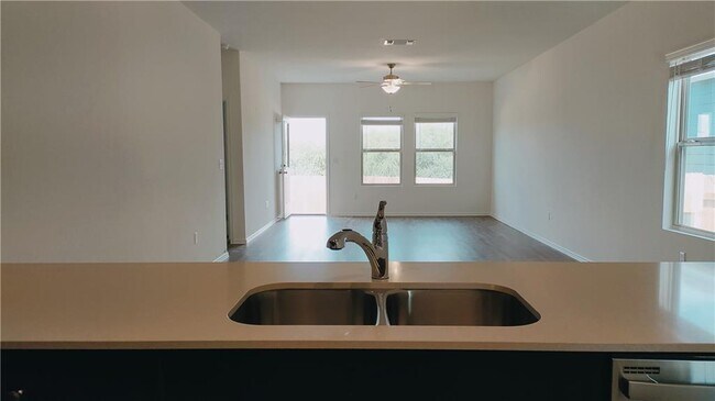 Foto del edificio - 7400 Tonka Ln