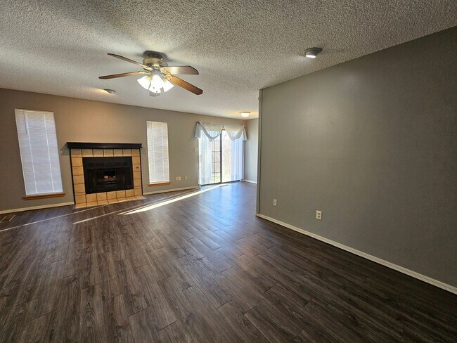 Foto del edificio - (2) Bed/(1.5) Bath Townhome Available NOW!