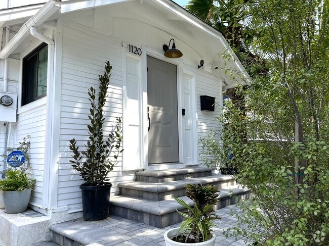 Building Photo - 1120 S Barrington Ave