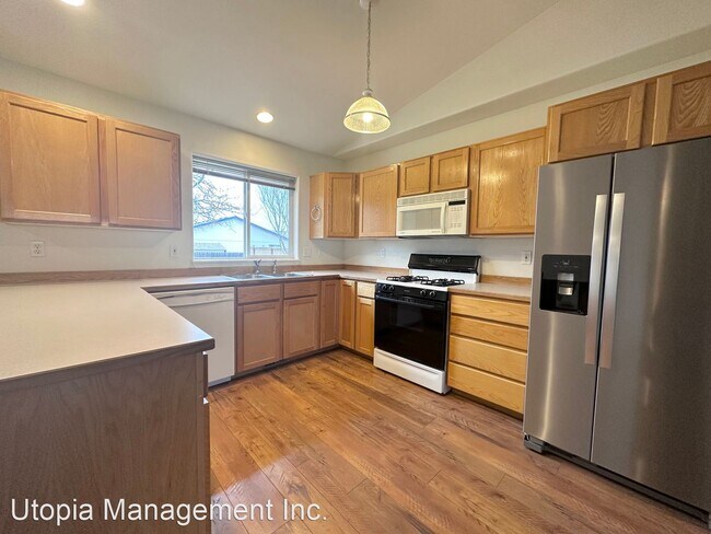 Foto del edificio - 3 br, 2 bath House - 561 NE Begonia St