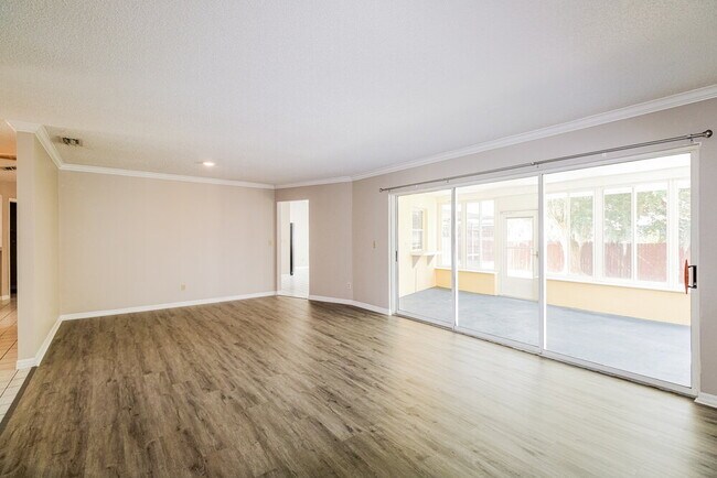 Foto del edificio - 9132 Hawkins Ct