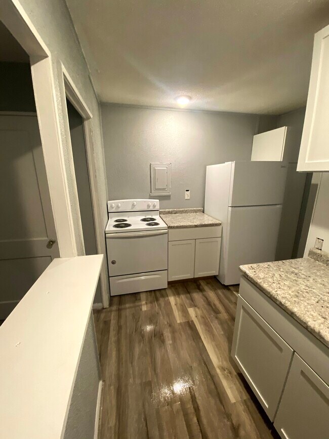 Kitchen - 1100 N Elm St