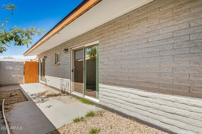 Foto del edificio - 1118 S McClintock Dr