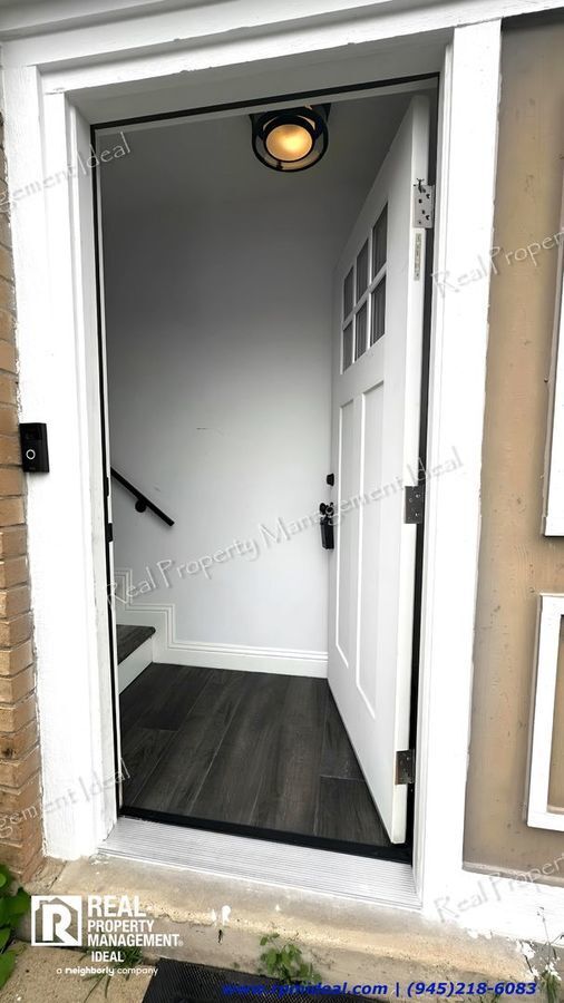Building Photo - $1,275 - 1bed / 1Bath - Modern House in Me...