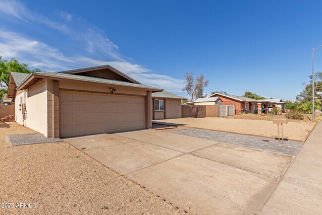 Building Photo - 1002 W Villa Rita Dr