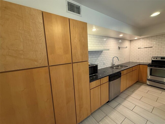 Foto del edificio - 2200 Dickson Dr