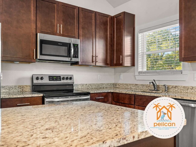 Building Photo - Charming Home in Desirable Pensacola Location