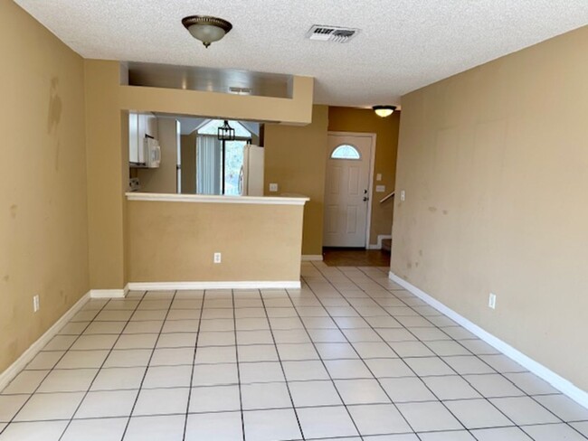 Building Photo - MOVE IN SPECIAL!! 3/2 Condo, conveniently ...