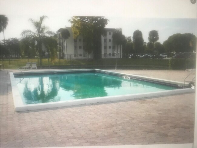 Foto del edificio - 3710 N Pine Island Rd