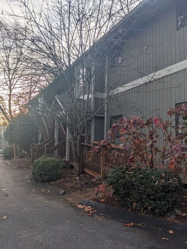 Foto del edificio - Windswept Condo! Great Asheville Location