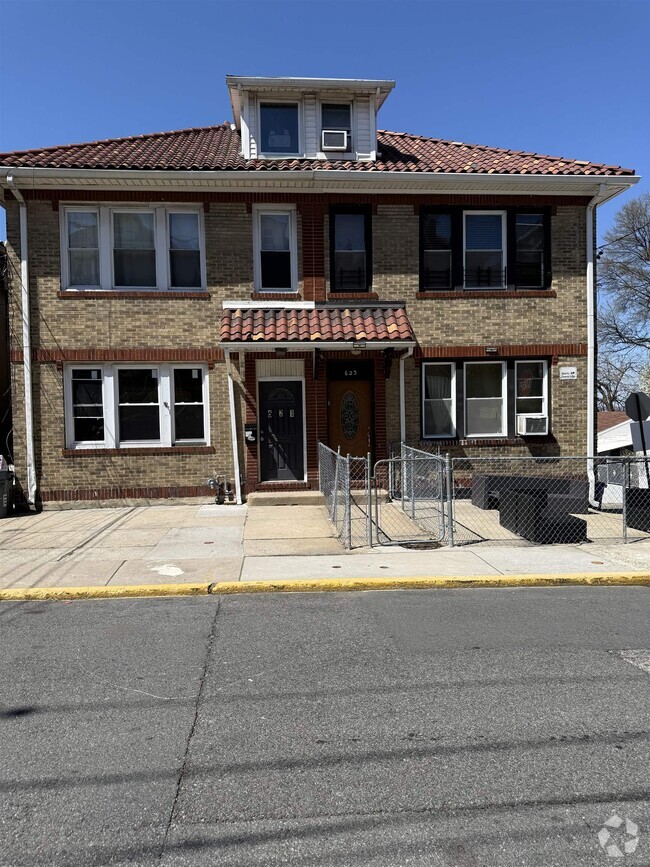 Building Photo - 621 Columbia Ave