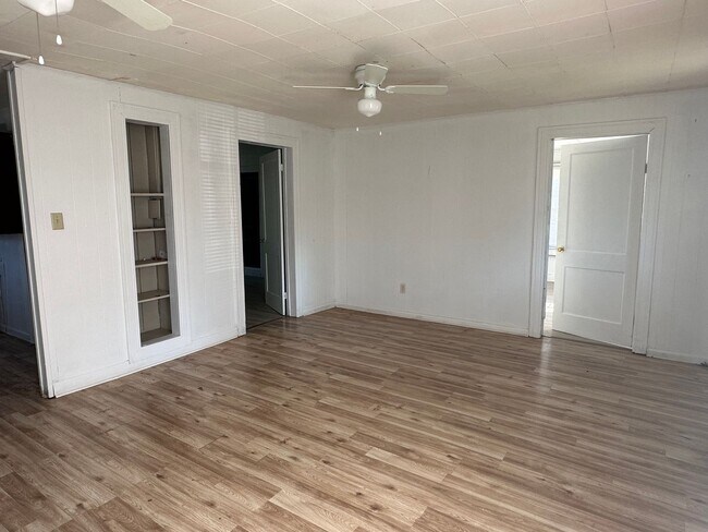 Foto del edificio - 2 bedroom, 1 bathroom home available in La...