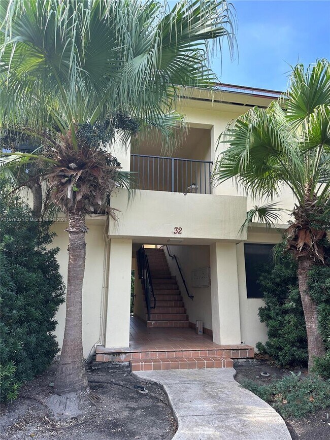 Building Photo - 32 Camden Dr