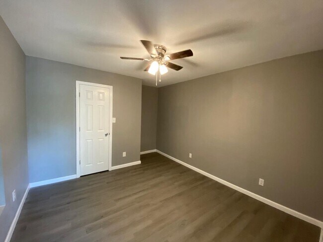 Building Photo - COMPLETELY REMODELED 2 bedroom/1 bath duplex AVAILABLE NOW!