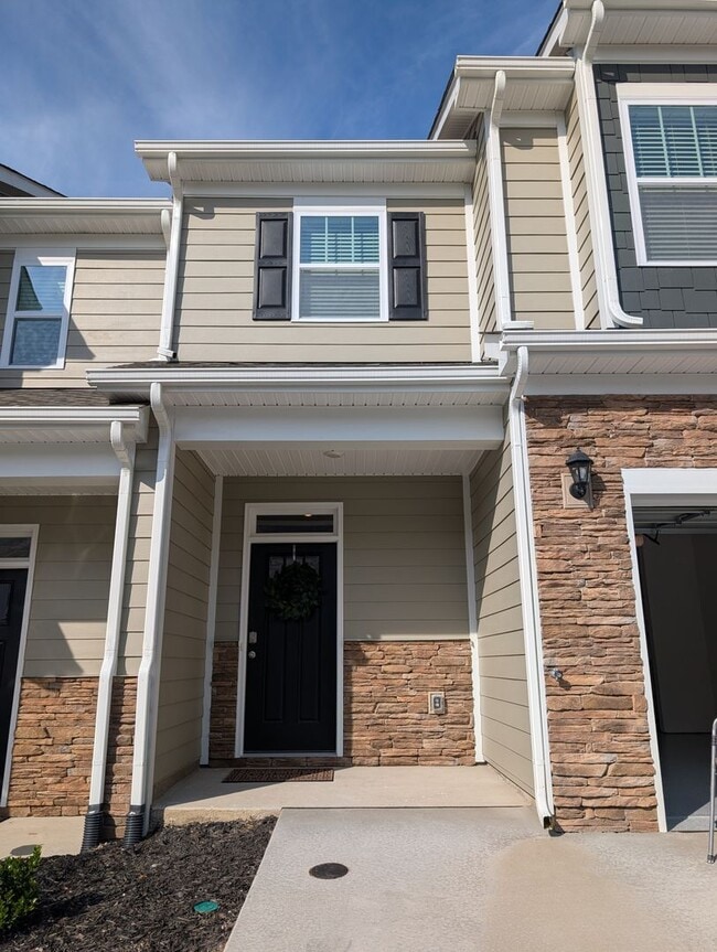 Building Photo - 323 Creekview Rd