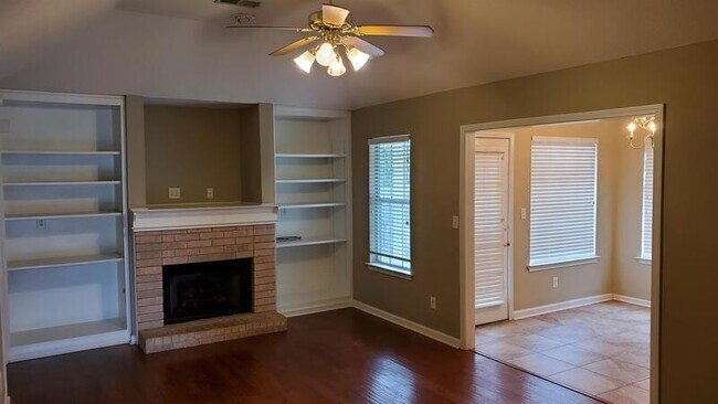 Foto del edificio - 1102 Cross Wood Ln