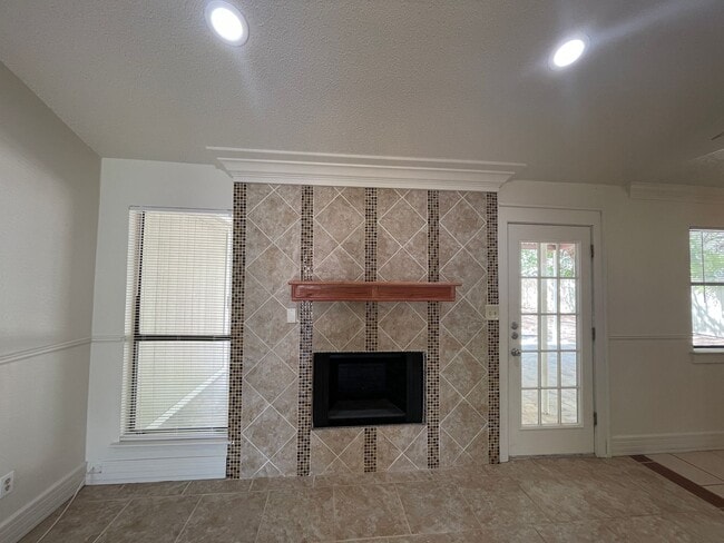 Building Photo - Spacious home on a huge lot!