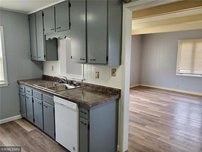 Building Photo - 407 5th Ave NE