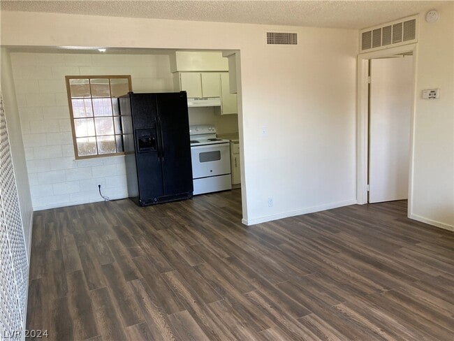 Building Photo - 585 S Royal Crest Cir