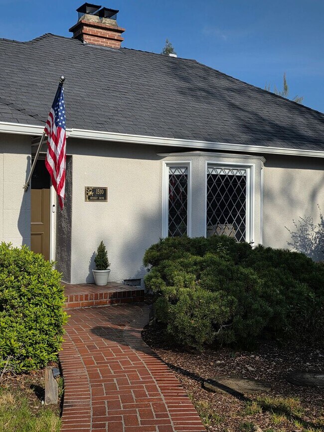 Building Photo - 1510 W Beverly Dr