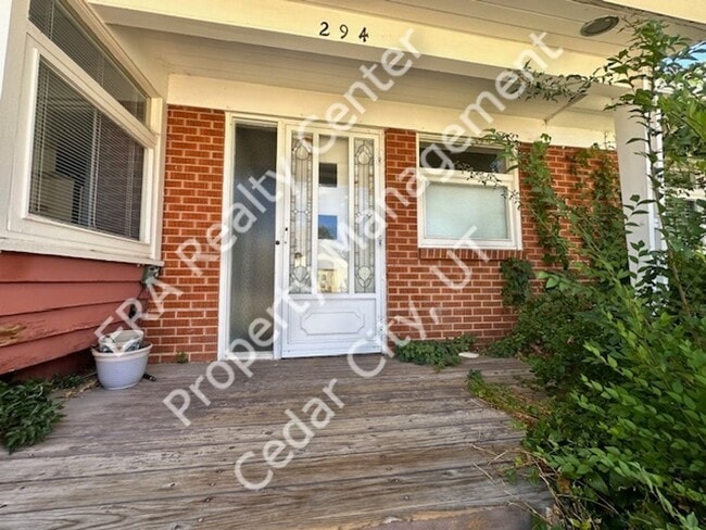 Building Photo - Move in Discount! Charming Ranch Style Single Family Home