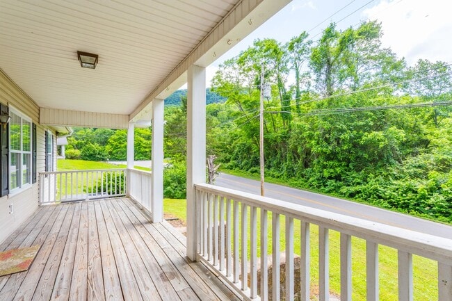 Building Photo - Charming home on River Canyon Drive