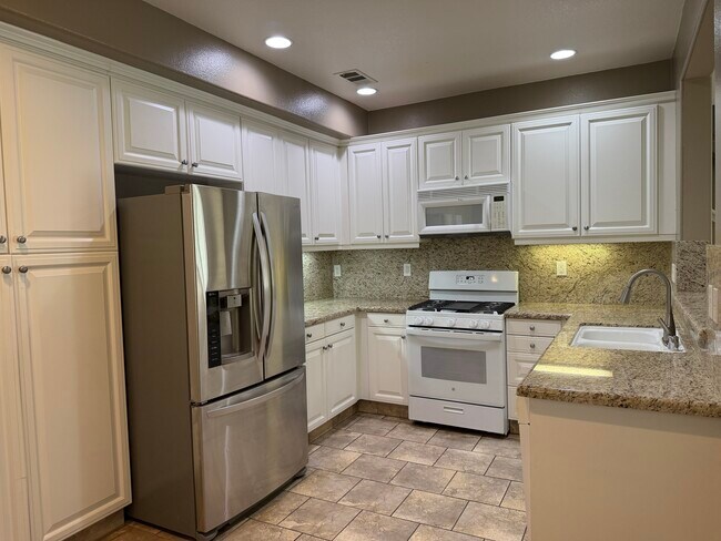Cocina con muchos armarios - 28377 Mirabelle Ln