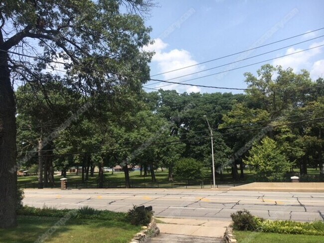 Building Photo - 4 bedroom with tons of space, minutes from...
