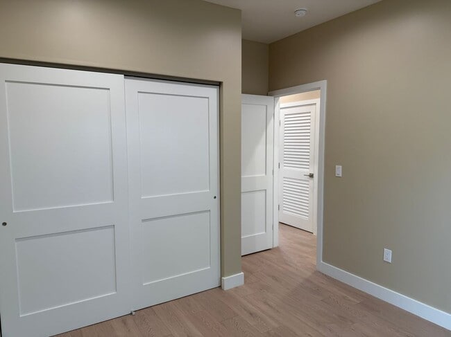 Building Photo - 1072 N Vinedo Ave