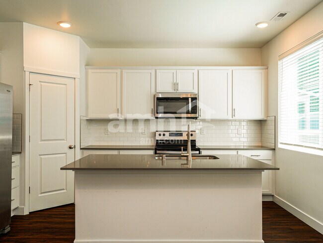 Foto del edificio - 8031 Dagny St SW