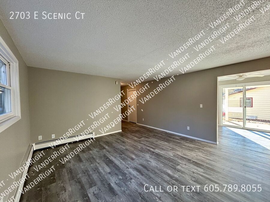 Foto principal - Cozy 2 Bedroom 1 Bathroom Lower Level Duplex!