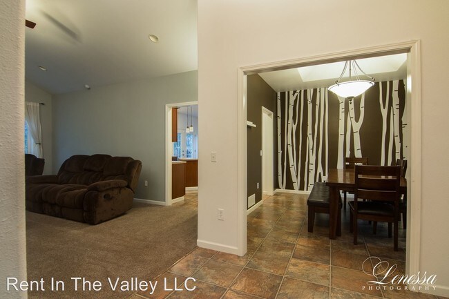 Building Photo - 3 br, 2 bath House - 571 E. Barra Lp
