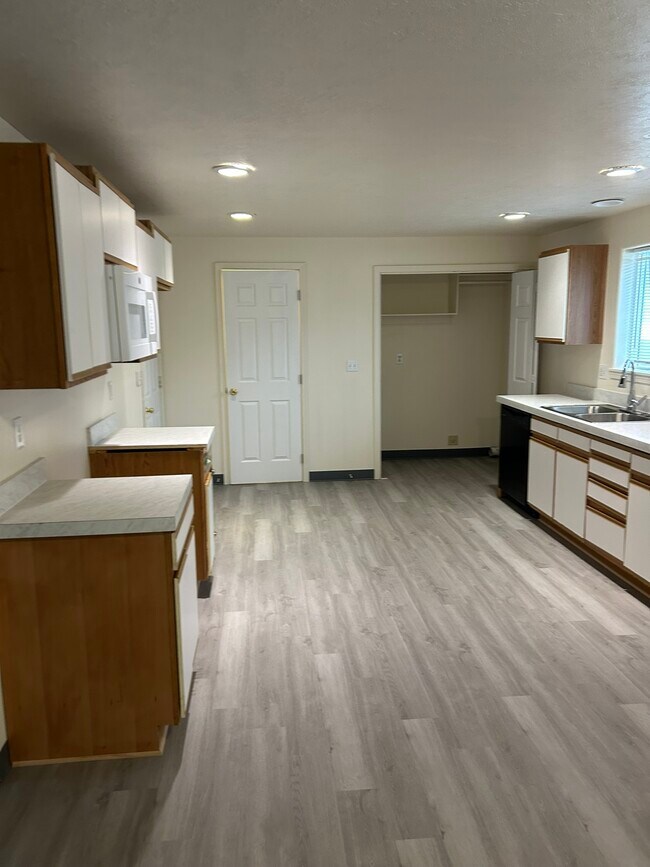 Foto del edificio - 933 NW Cains Rd