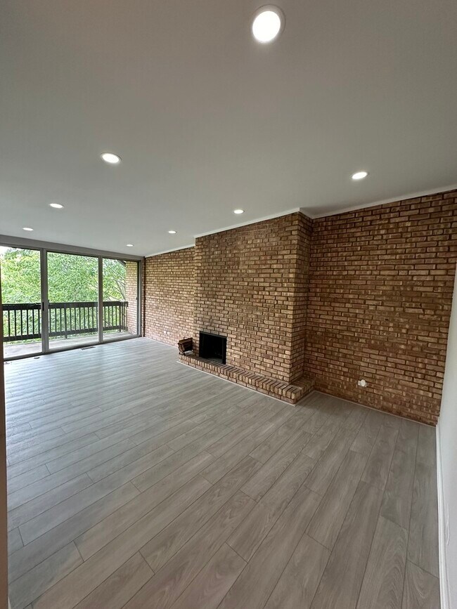 Foto del edificio - 5700 Hillcrest Ln