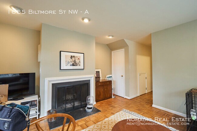Building Photo - One-bedroom apartment with a classic feel ...