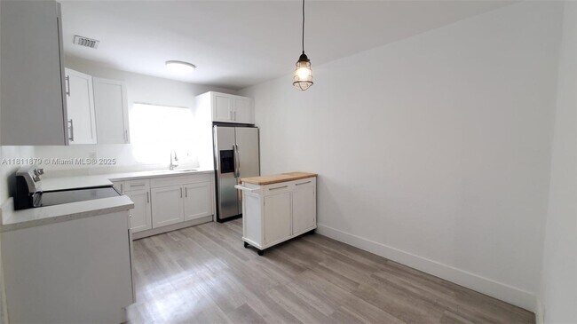 Foto del edificio - 275 NW 46th St